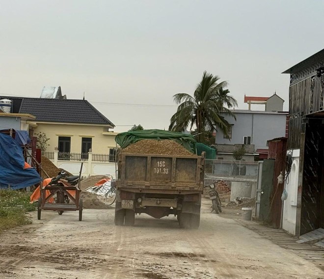 Xử lý loạt xe tải chở vật liệu gây ô nhiễm môi trường ở Hải Phòng