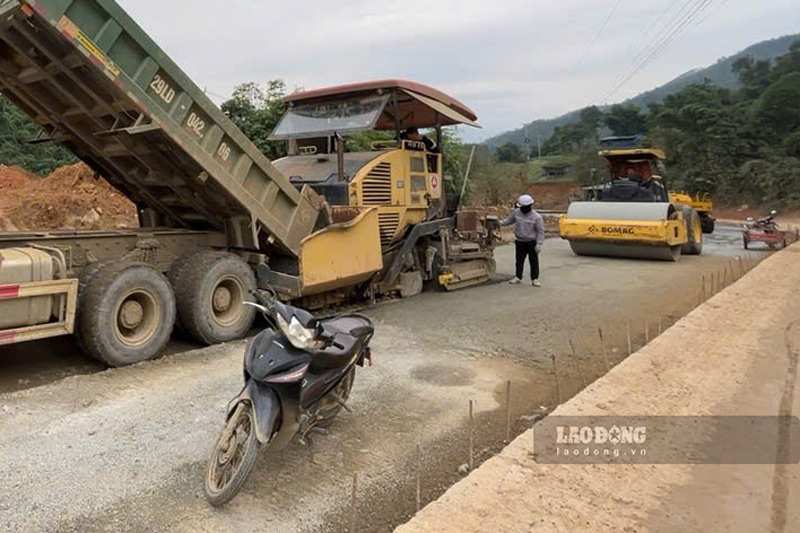 Việc thi công được khẩn trương triển khai trên toàn tuyến. Ảnh: Đinh Đại