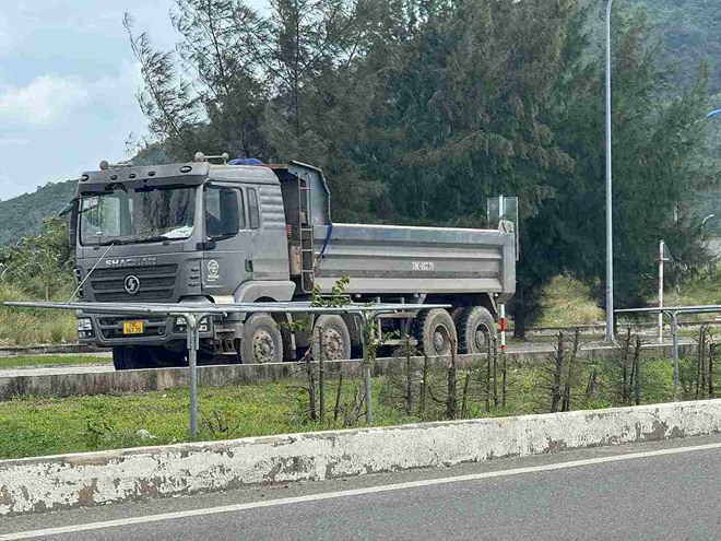 Xe chở đất đá gây ô nhiễm, CSGT Khánh Hòa vào cuộc xử phạt