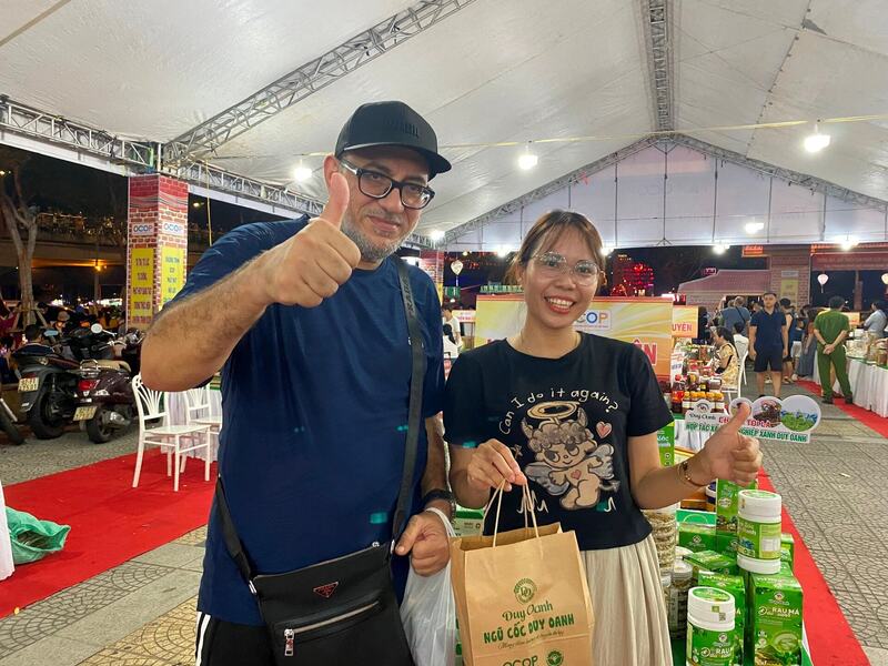 Du khách nước ngoài quan tâm đến các sản phẩm OCOP. Ảnh: Vĩnh Lộc