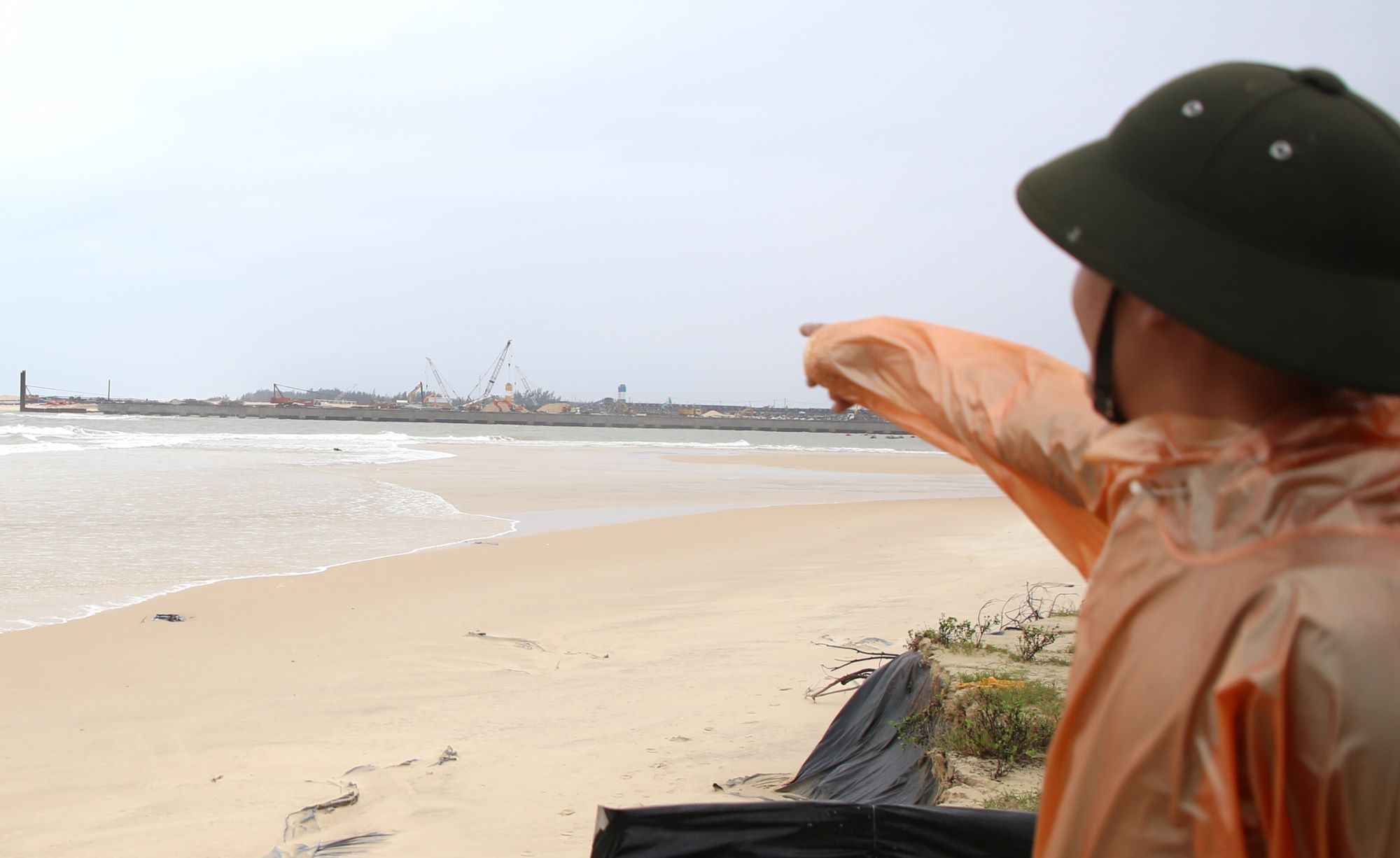 Đối diện với khu vực sạt lở bờ biển, là nơi thi công dự án cảng Mỹ Thủy và đang diễn ra việc nạo hút cát. Ảnh: Hưng Thơ