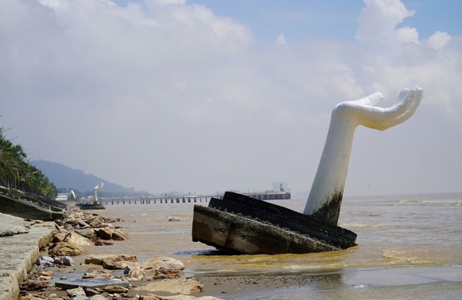 Bàn tay khổng lồ bị xô nghiêng sau hai cơn bão số 5 và số 10. Ảnh: Minh Hoàng