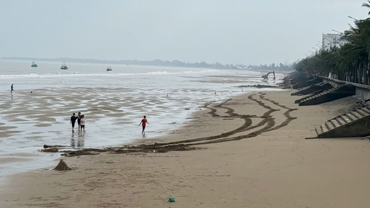 Những bàn tay khổng lồ đã được di dời khỏi bãi biển Hải Tiến. Ảnh: Quách Du