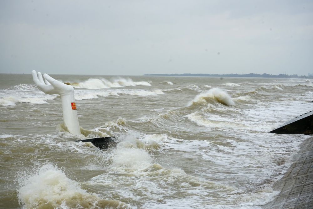 Bàn tay khổng lồ trong cơn bão số 10 (dịp cuối tháng 9.2025). Ảnh: Quách Du