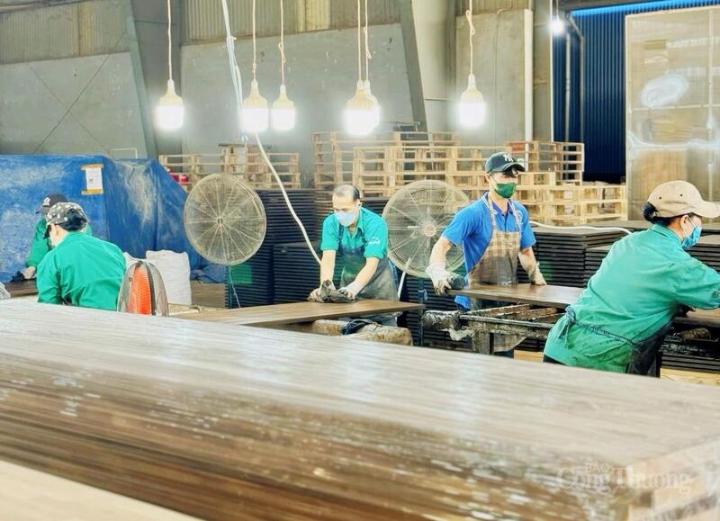 Kim ngạch xuất khẩu ngành gỗ năm 2025 đạt gần 1,1 tỷ USD, tăng khoảng 3% so với năm 2024, chiếm khoảng 32% tổng kim ngạch xuất khẩu toàn tỉnh.