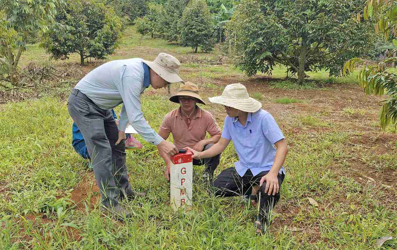 Công tác đo đếm phục vụ giải phóng mặt bằng được xem là khâu then chốt của Dự án. Ảnh: Phúc Khánh
