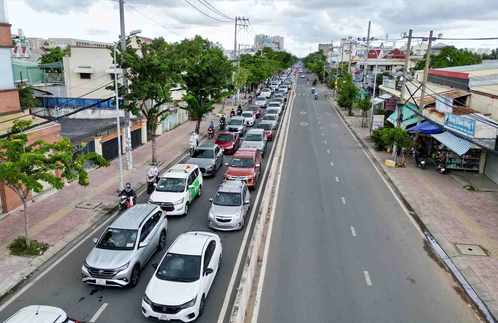 Dòng xe nhích từng chút một đợi qua phà Bình Khánh.  Ảnh: Anh Tú