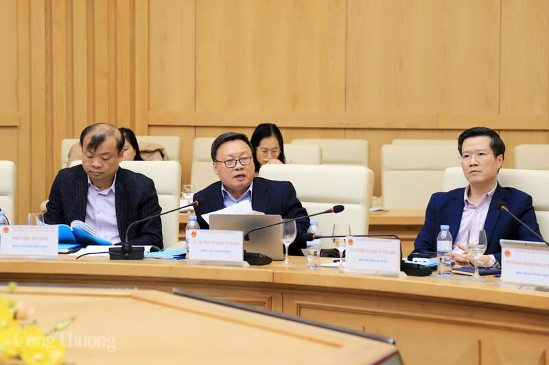 Các đại biểu đóng góp ý kiến tại buổi làm việc