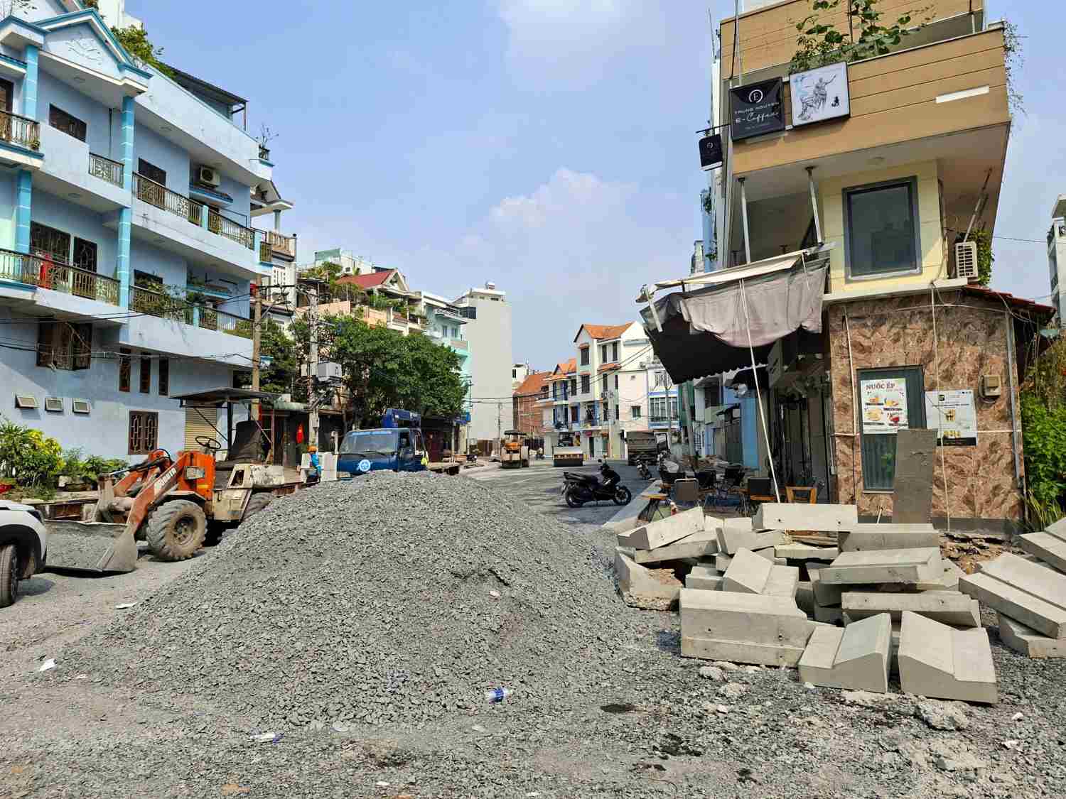 Dù chưa chính thức thông xe, nhiều quán xá đã bắt đầu mọc lên dọc tuyến đường.  Ảnh: Minh Quân