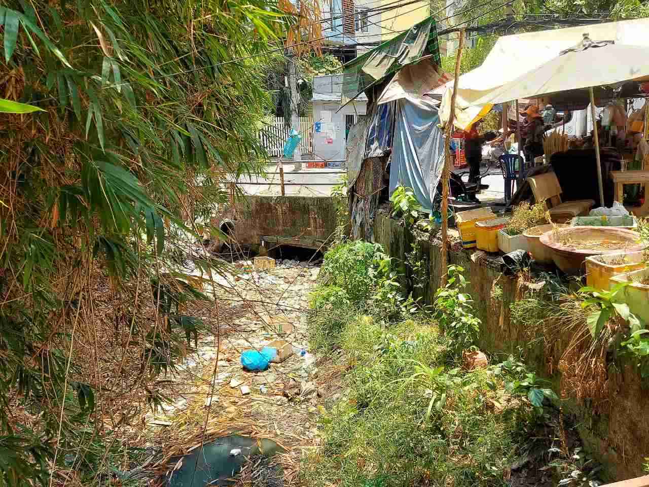 Hình ảnh kênh A41 ô nhiễm, bị lấn chiếm trước khi cải tạo.  Ảnh: Minh Quân