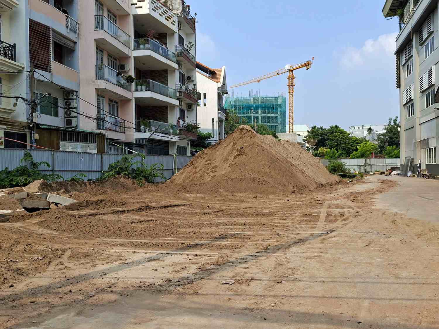 Thi công đoạn giáp đường nối Trần Quốc Hoàn. Ảnh: Minh Quân