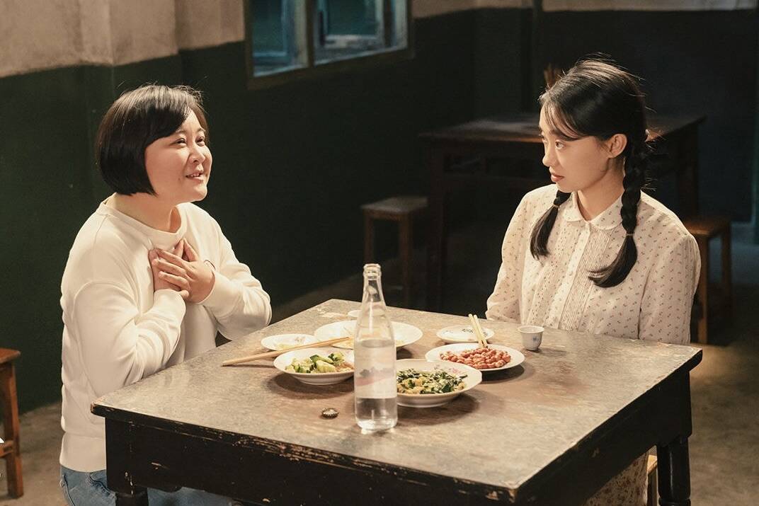 Giả Linh và Trương Tiểu Phỉ trong phim “Xin chào, Lý Hoán Anh“. Ảnh: Nhà sản xuất