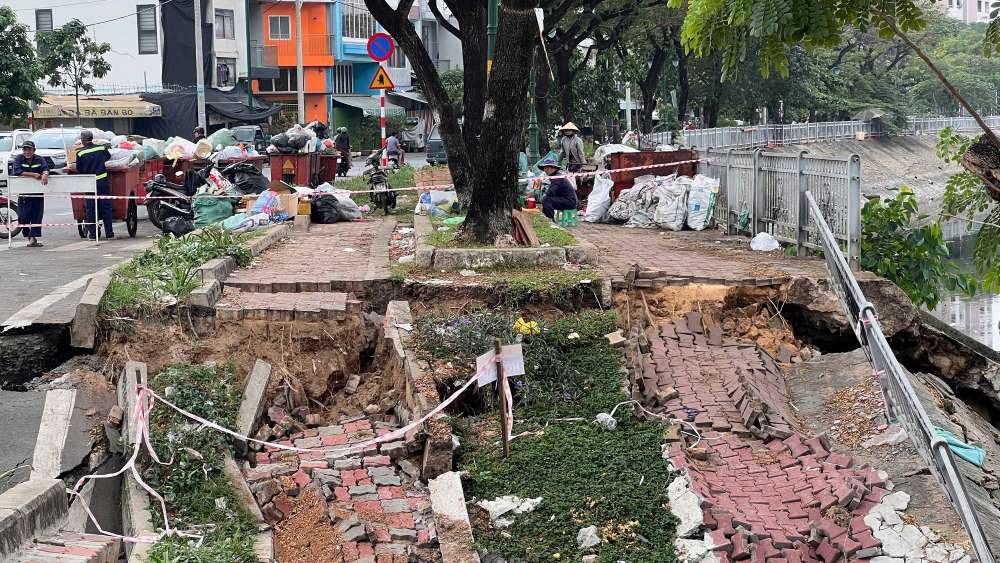Sự cố sụt lún kéo dài gần 50 m khiến lực lượng chức năng phải phong tỏa khẩn cấp để đảm bảo an toàn cho người dân. Ảnh: Minh Tâm