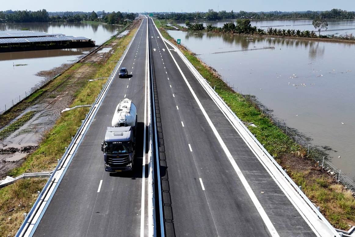 Tốc độ khai thác trên tuyến cao tốc Cần Thơ – Cà Mau được quy định tối đa 80km/giờ. Ảnh: Tạ Quang