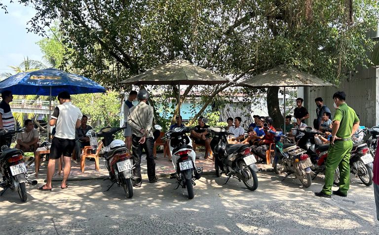 Công an xã Hội An, tỉnh An Giang triệt phá điểm đá gà qua mạng tại quán cà phê. Ảnh: Vũ Tiến