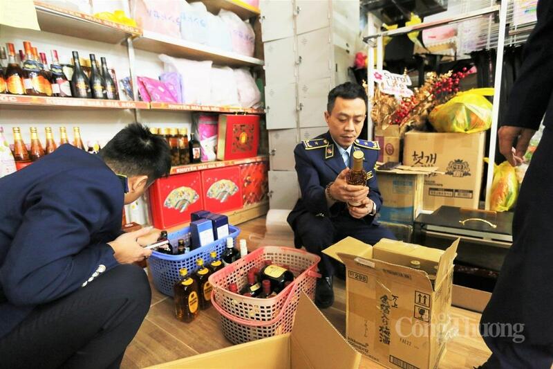 Hàng không rõ nguồn gốc xuất xứ đội lốt "xách tay" tràn vào thị trường dịp cận Tết. Ảnh: Trọng Tùng