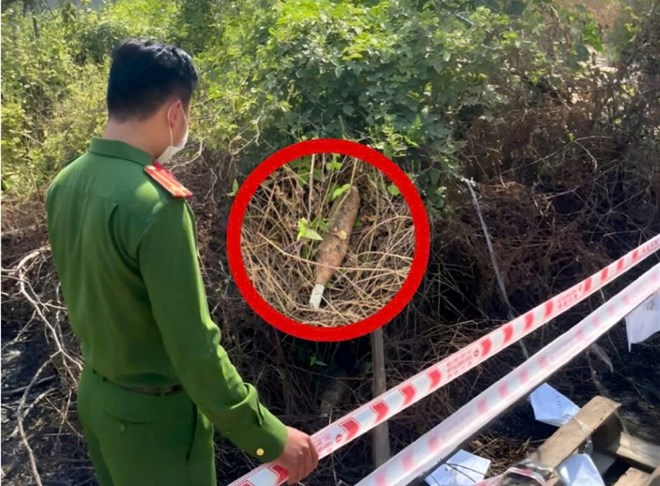 Công an xác minh vật nghi pháo cối ở bụi cỏ hoang trong khu dân cư