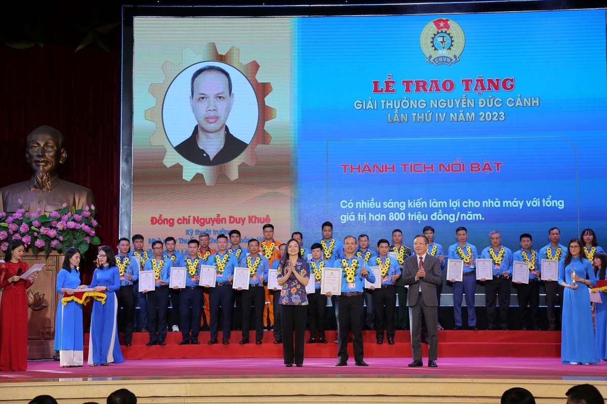 Anh Nguyễn Duy Khuê làm việc tại Nhà máy Thuốc lá Khatoco Khánh Hòa nhận giải thưởng Nguyễn Đức Cảnh năm 2023 của Tổng Liên đoàn Lao động Việt Nam và là đại diện công nhân lao động trực tiếp của Khánh Hòa được biểu dương tại Đại hội Thi đua yêu nước năm 2025. Ảnh: Kiều Hương