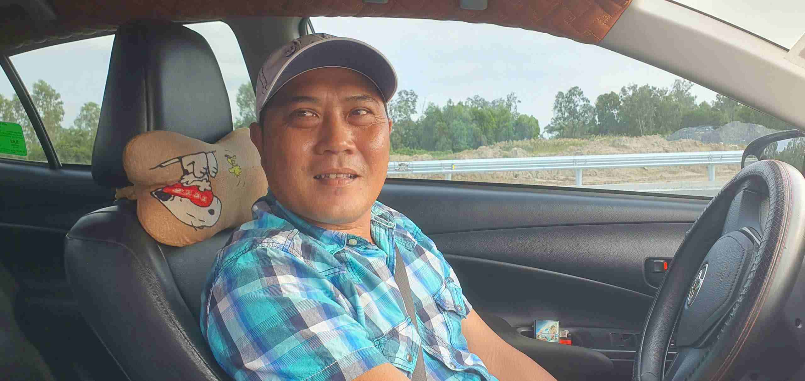 Anh Huỳnh Văn Sử vừa trải nghiệm cao tốc Cần Thơ - Cà Mau cho biết con đường đi qua đầm tôm, đồng lúa, cây ăn trái rất đẹp. Ảnh: Nhật Hồ.