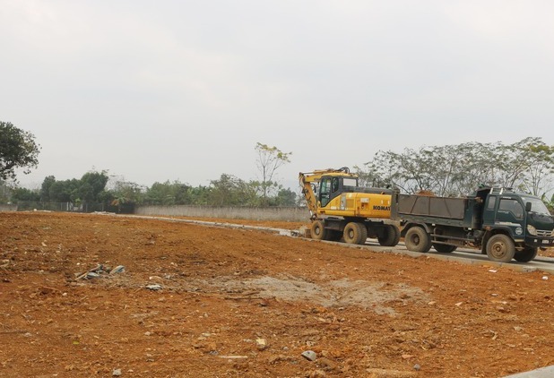 Bí thư xã Phù Cát trực tiếp đi kiểm tra hiện trường, phát hiện đối tượng tự ý phân lô bán nền trái phép. Ảnh: Ngọc Hiệp