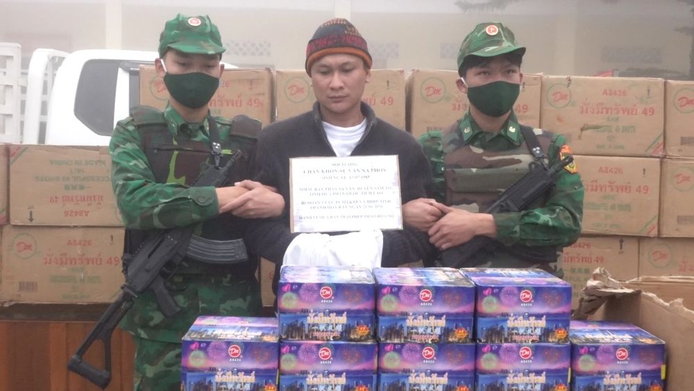 Bắt giữ đối tượng vận chuyển trái phép hơn 1 tấn pháo hoa nổ. Ảnh: Biên phòng Thanh Hóa