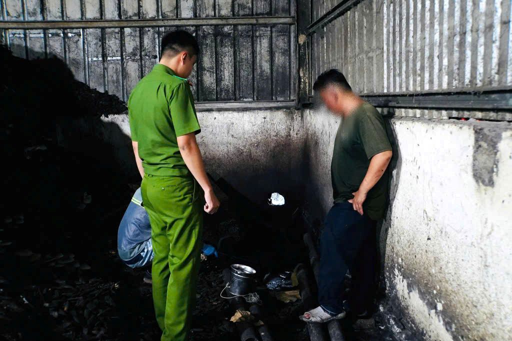 Đoàn kiểm tra thu mẫu nước thải xả ra môi trường. Ảnh: Công an cung cấp