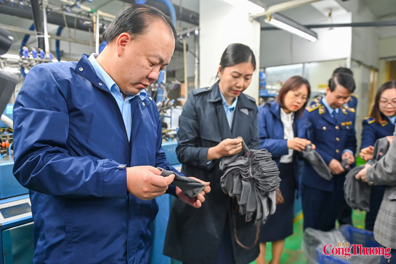 Đoàn kiểm tra khảo sát tại Công ty Cổ phần Dệt may Phú Vĩnh Hưng - một trong những Nhà máy sản xuất xuất khẩu và gia công hàng đầu về các sản phẩm hàng dệt kim ở khu vực miền Bắc.