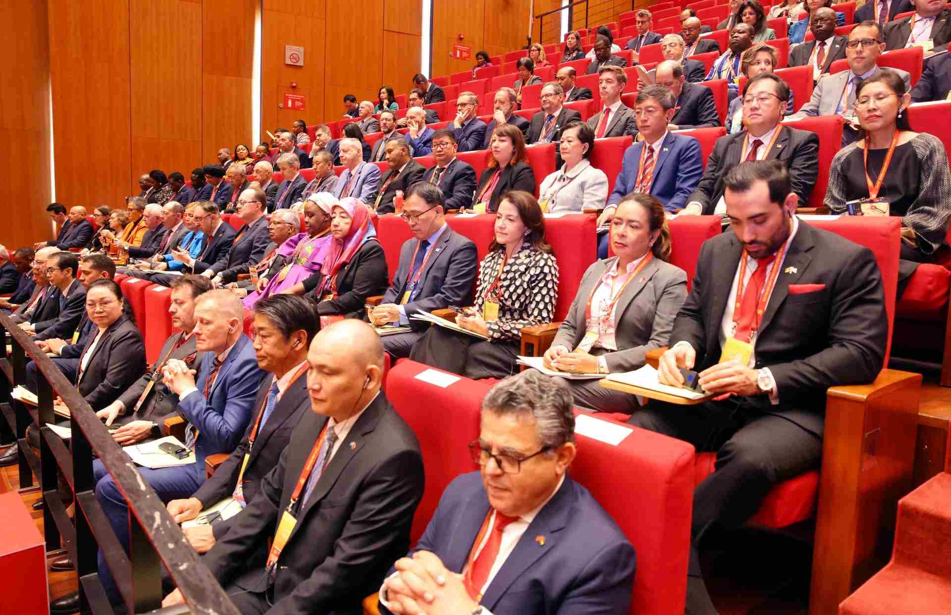 Các đại biểu quốc tế dự phiên khai mạc Đại hội XIV của Đảng. Ảnh: TTXVN