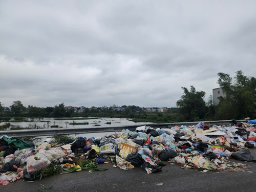 Người dân thôn 3, Hạ Bằng khốn khổ vì bãi rác lộ thiên. Ảnh: Minh Hạnh