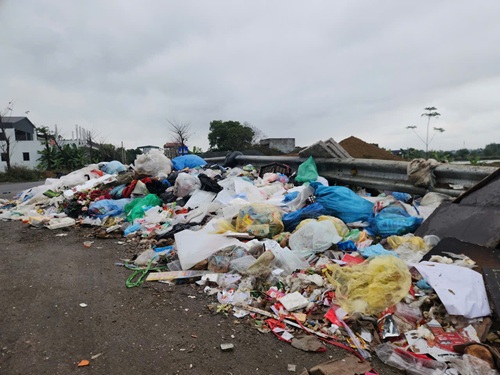 Ô nhiễm từ bãi rác lộ thiên, người dân Hạ Bằng kêu cứu. Ảnh: Minh Hạnh