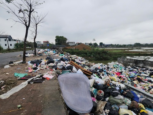 Bãi rác lộ thiên ở Hạ Bằng gây ô nhiễm người dân bức xúc. Ảnh: Minh Hạnh