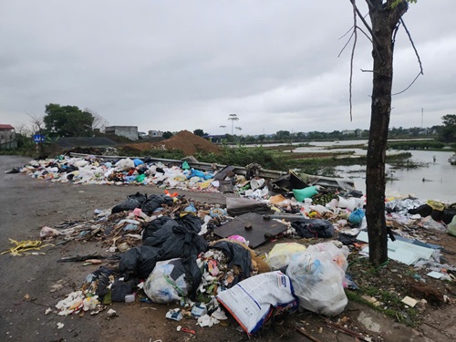 Hàng trăm hộ dân khốn khổ vì bãi rác lộ thiên. Ảnh: Minh Hạnh