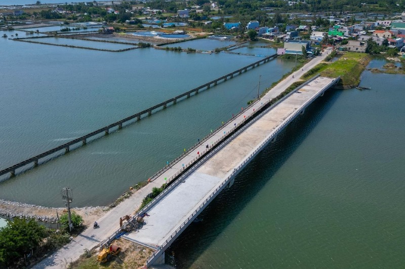 Cầu Tam Giang, Núi Thành, Quảng Nam đã chậm tiến độ 6 năm. Ảnh Nguyễn Hoàng