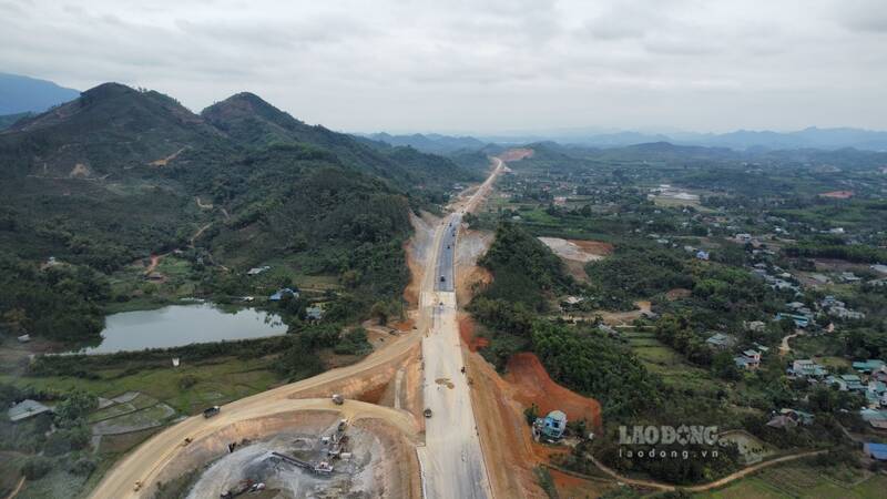 Các nhà thầu đang đẩy nhanh tiến độ dự án. Ảnh: Việt Bắc