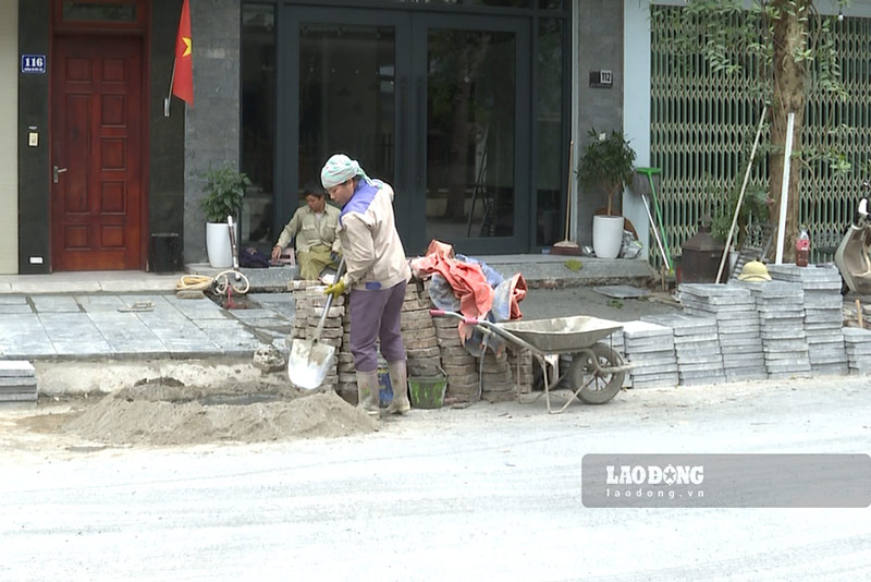 Công nhân hoàn trả vỉa hè sau thi công. Ảnh: Đinh Đại