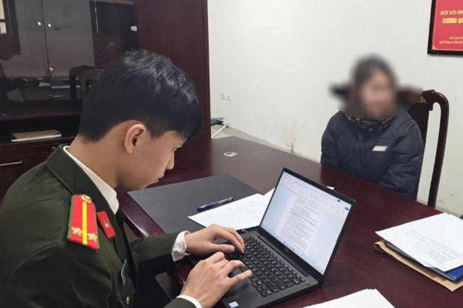 Cơ quan Công an làm việc với trường hợp vi phạm. Ảnh: Công an Hà Nội