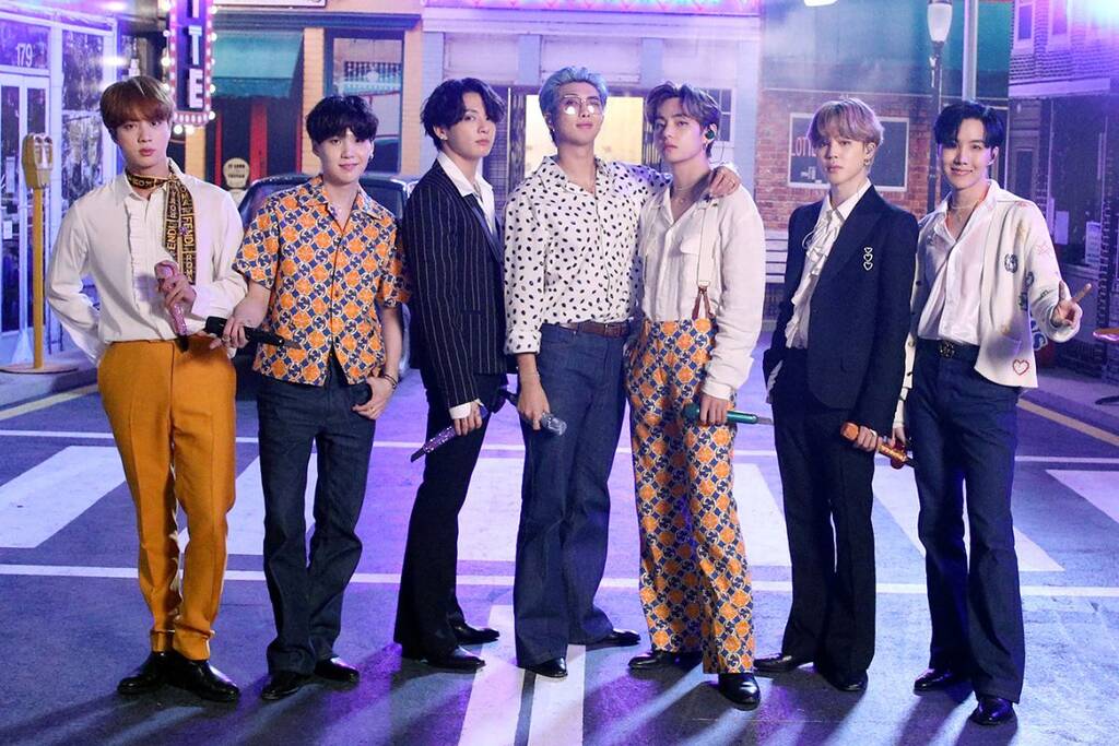 BTS sẽ tái xuất với đội hình đầy đủ 7 thành viên. Ảnh: Lotte