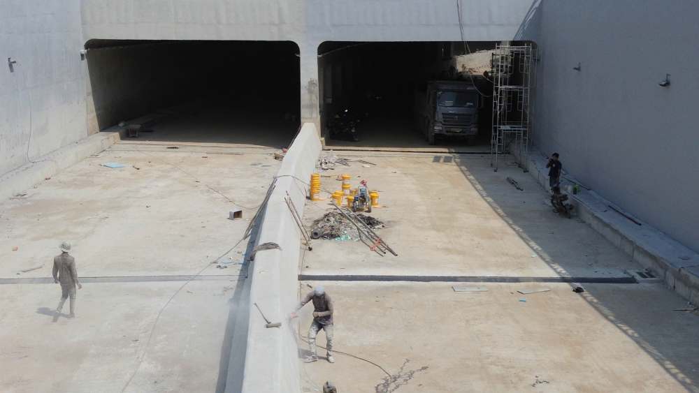 Bên trong hầm, công tác lắp đặt hệ thống chiếu sáng và biển báo đang được gấp rút thực hiện. Ảnh: Thái Bảo