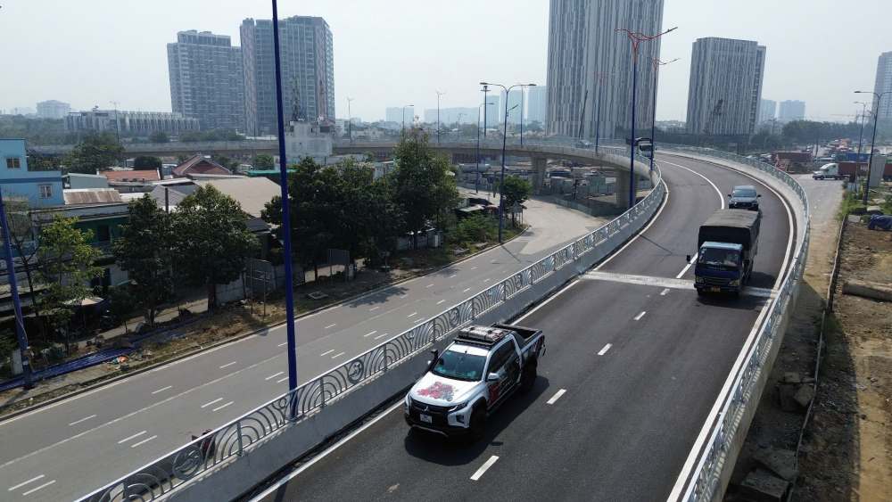 Nhánh cầu N2 (rẽ phải từ cao tốc ra đường Mai Chí Thọ) thông xe cuối năm 2025. Ảnh: Anh Tú