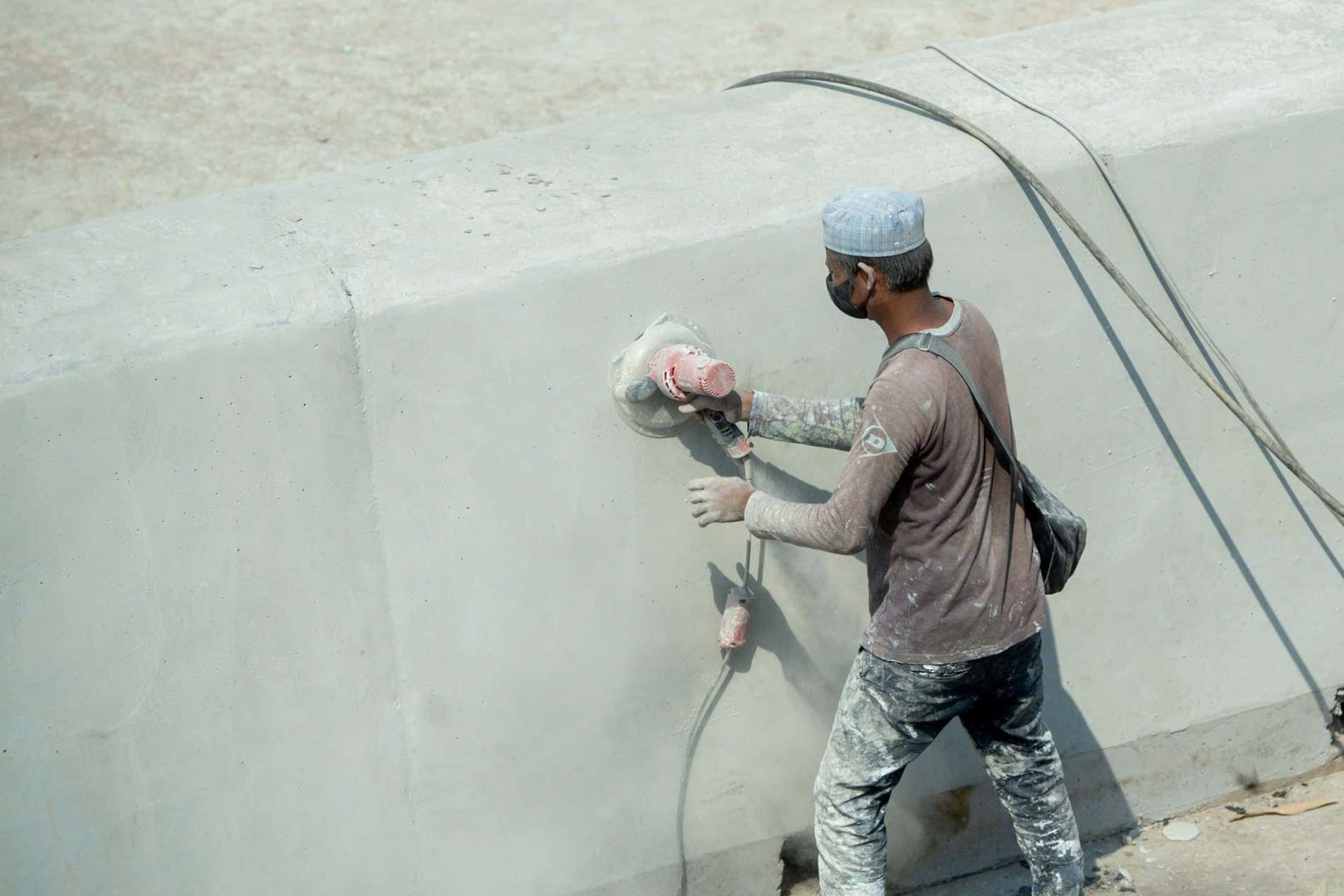 Công nhân và máy móc thi công liên tục để đảm bảo tiến độ đề ra. Ảnh: Thái Bảo