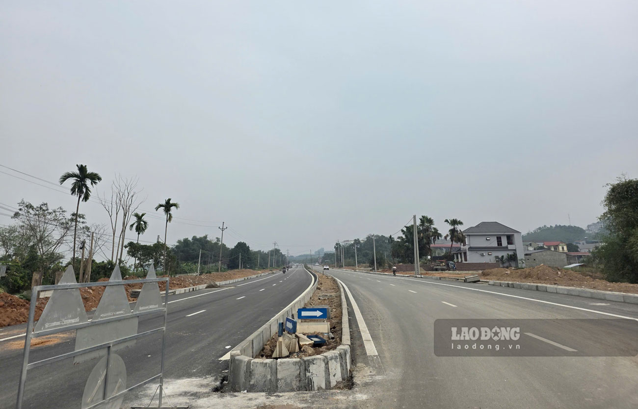 Tuyến đường đang dần hoàn thiện, tạo kết nối giao thông thuận tiện cho khu vực phường Âu Lâu, tỉnh Lào Cai.