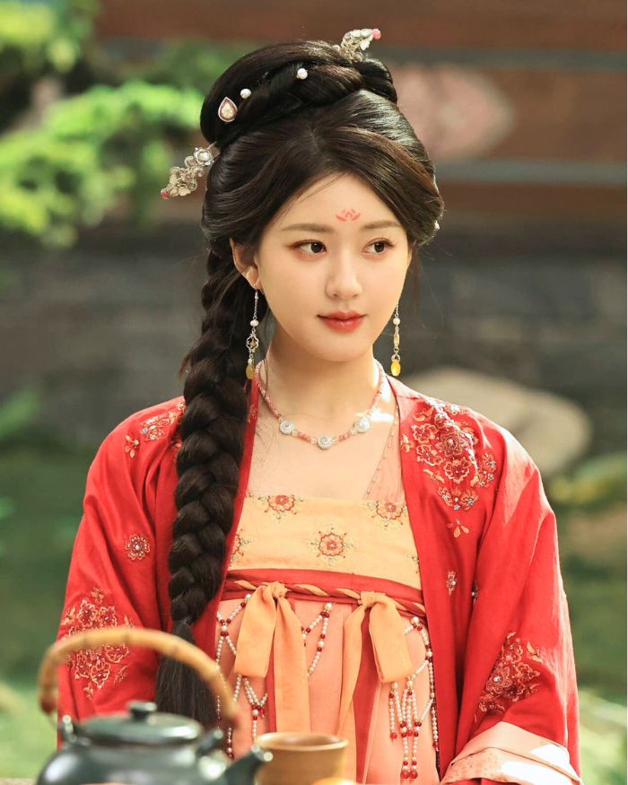 Triệu Lộ Tư mở livestream hỗ trợ nông dân bán hàng. Ảnh: Nhà sản xuất