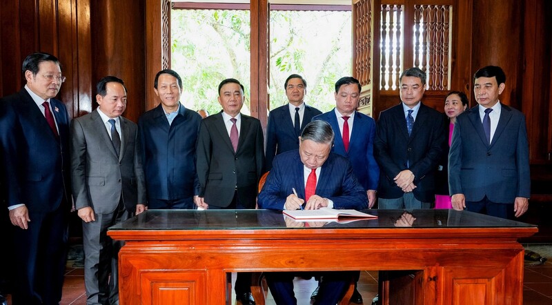 Tổng Bí thư Tô Lâm ghi Sổ vàng lưu niệm Khu Di tích Quốc gia đặc biệt Kim Liên. Ảnh: Phạm Bằng