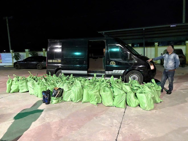 Vụ vận chuyển 332 bình khí cười bằng xe ô tô khách ngày 1.1. Ảnh: Công an Quảng Ninh