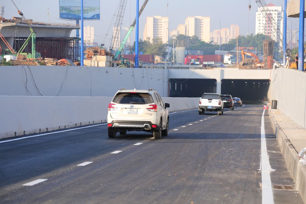 Những phương tiện đầu tiên chính thức lăn bánh qua hầm chui HC1-02, hướng từ cao tốc TP.HCM – Long Thành – Dầu Giây về trung tâm thành phố. Ảnh: Thái Bảo