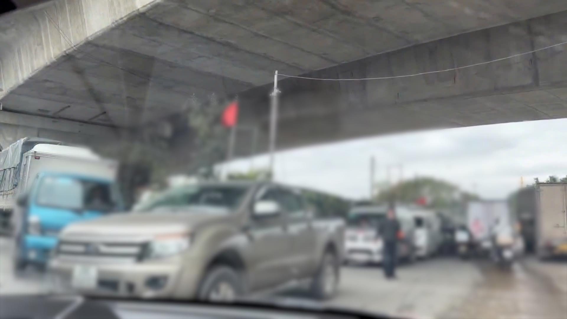 Điểm tập kết hàng hóa, bãi xe trái phép ở khu vực Cảng Hà Nội. Ảnh: PV