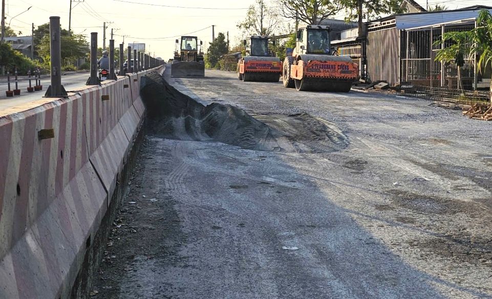 Nhà thầu tập trung sửa chữa mặt đường, hoàn thiện hệ thống thoát nước trên Quốc lộ 1A đoạn từ phường Ngã Bảy đến cầu Ba Rinh (xã Đại Hải, TP Cần Thơ). Ảnh: Phương Anh