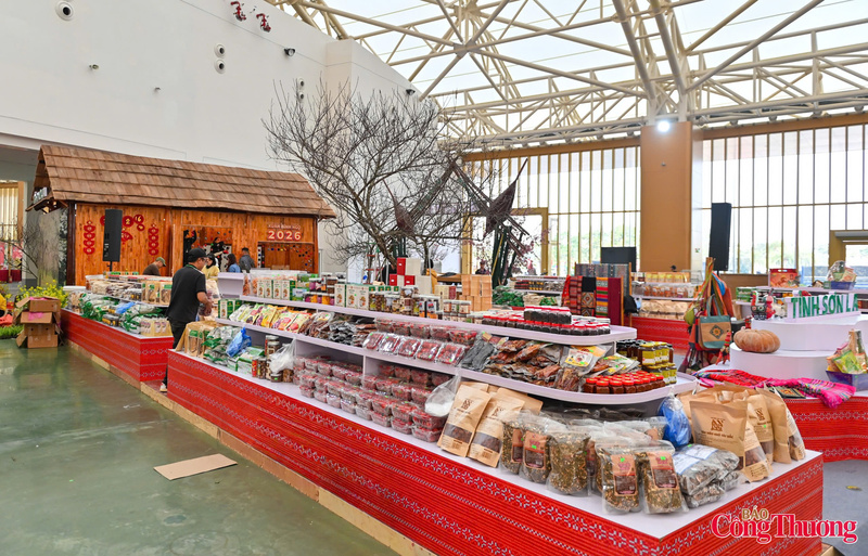 Hàng hoá đã được các địa phương, doanh nghiệp đưa lên kệ trưng bày, sẵn sàng cho buổi tổng duyệt chiều 1/2. Ảnh: Nguyễn Nam