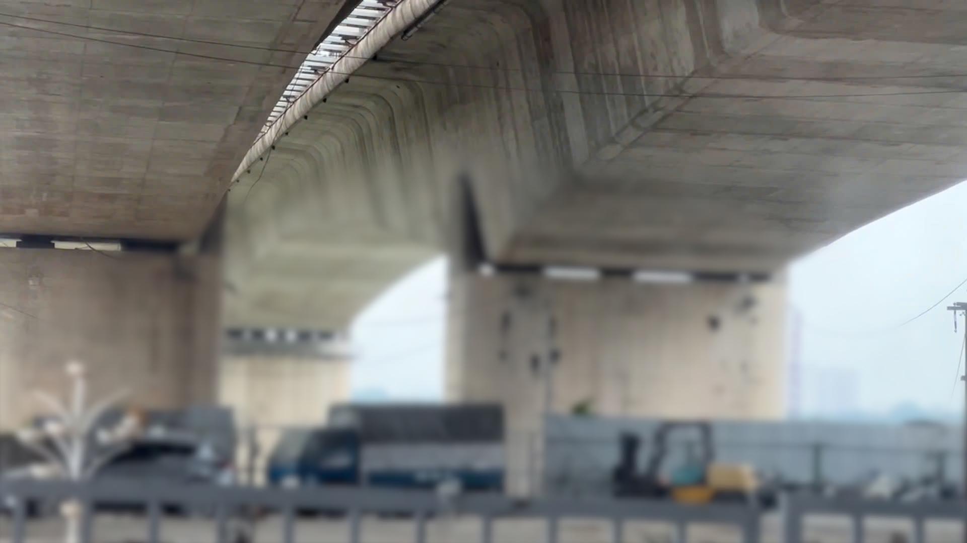 Hàng hóa đỗ trái phép, nguy cơ ảnh hưởng đến hành lang an toàn cầu Vĩnh Tuy. Ảnh: PV