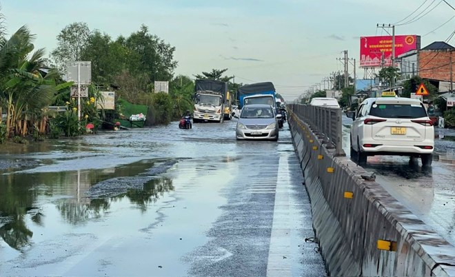 Quốc lộ 1A qua xã Đại Hải (TP Cần Thơ) ngập sau mưa lớn kết hợp triều cường hồi tháng 11.2025. Ảnh: Phương Anh